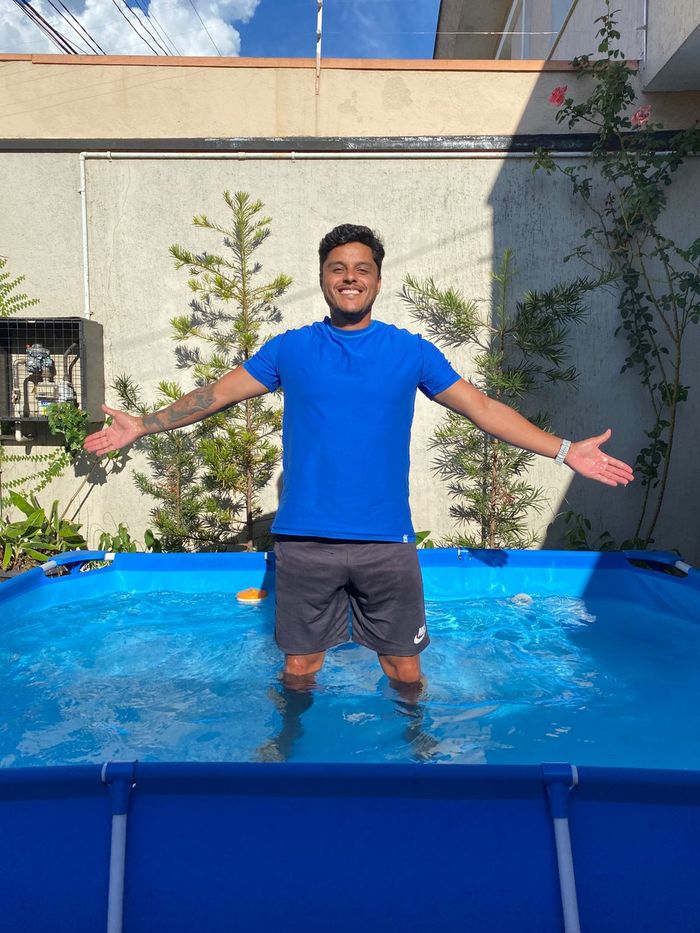 Especialista responsável pelo método Piscina Sem Stress, em pé ao lado de uma piscina
