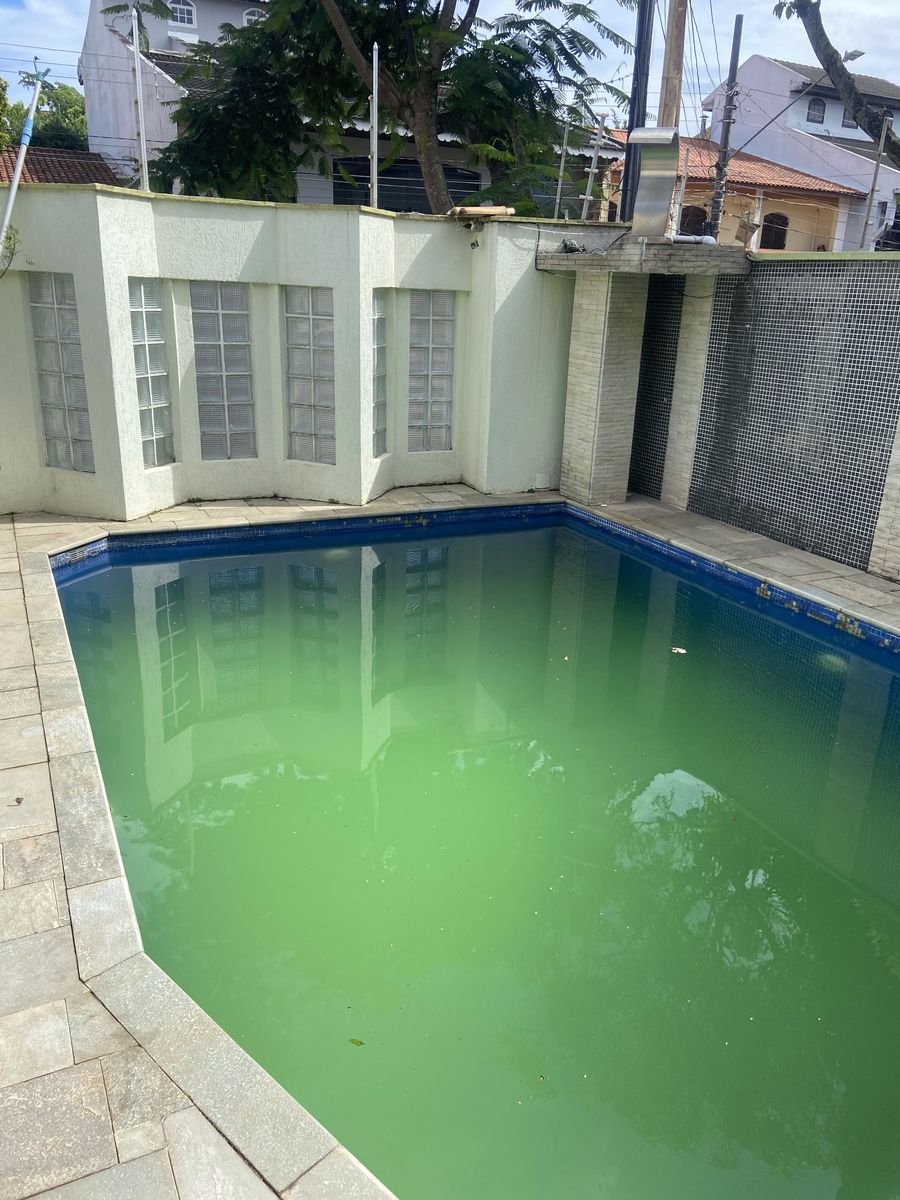 Piscina com água verde, turva e sem clareza