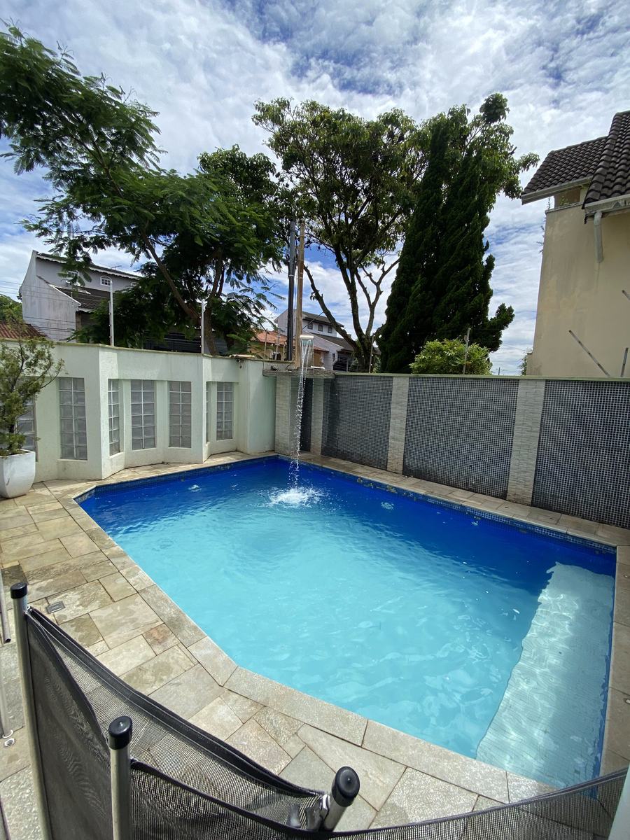 Piscina residencial com água limpa e cristalina